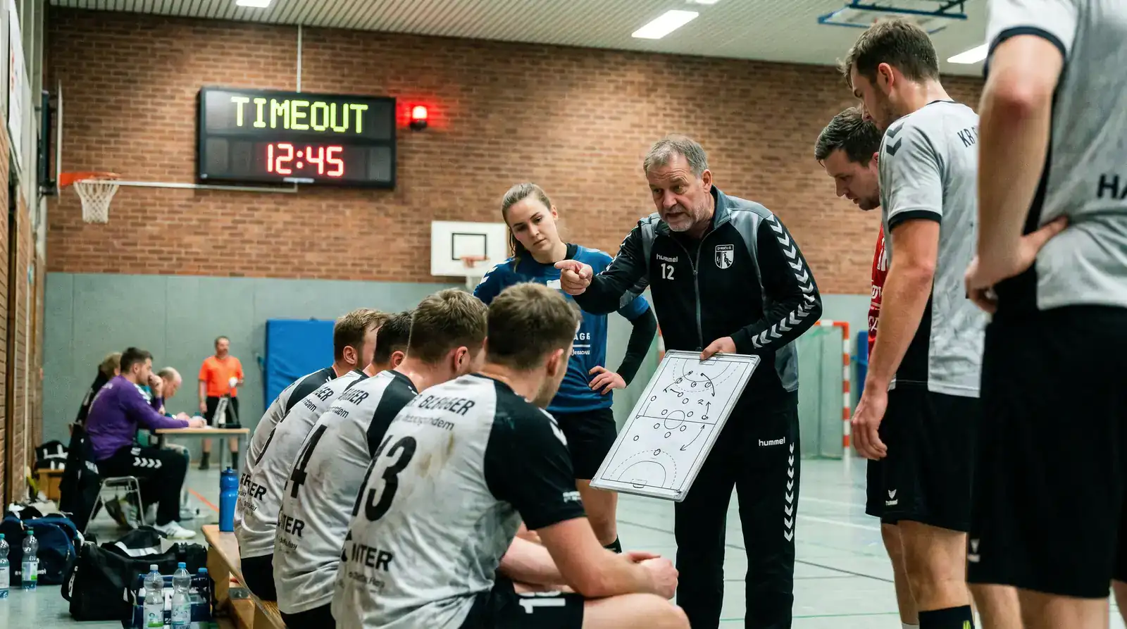 Time-Out-Analyse beim Handball Livewetten – taktische Auswirkungen von Team-Auszeiten auf Live-Quoten